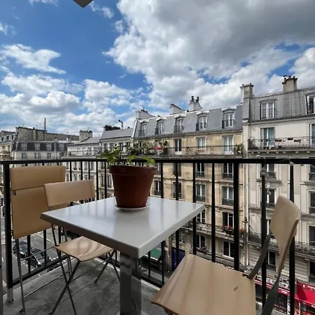 Cozy And Lively Apartment With Balcony *