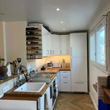 Cozy And Lively Apartment With Balcony Parigi
