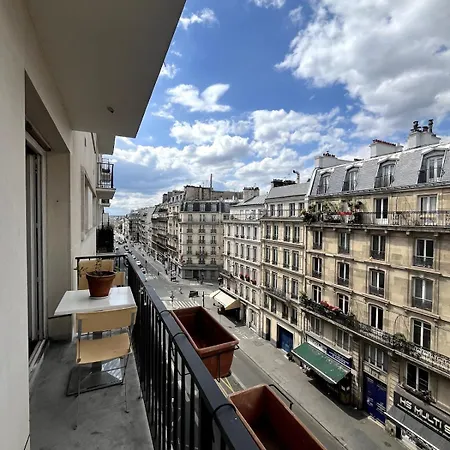 Cozy And Lively Apartment With Balcony Parigi