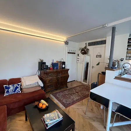 Cozy And Lively Apartment With Balcony Parigi