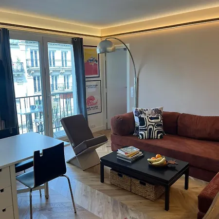 Cozy And Lively Apartment With Balcony