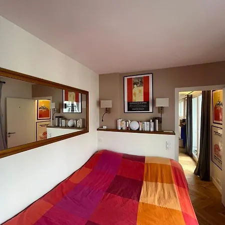 Cozy And Lively Apartment With Balcony