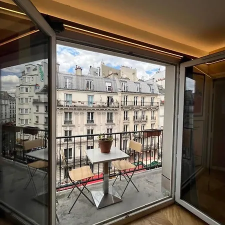 Cozy And Lively Apartment With Balcony